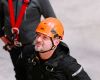 formateur en hauteur avec casque de sécurité orange